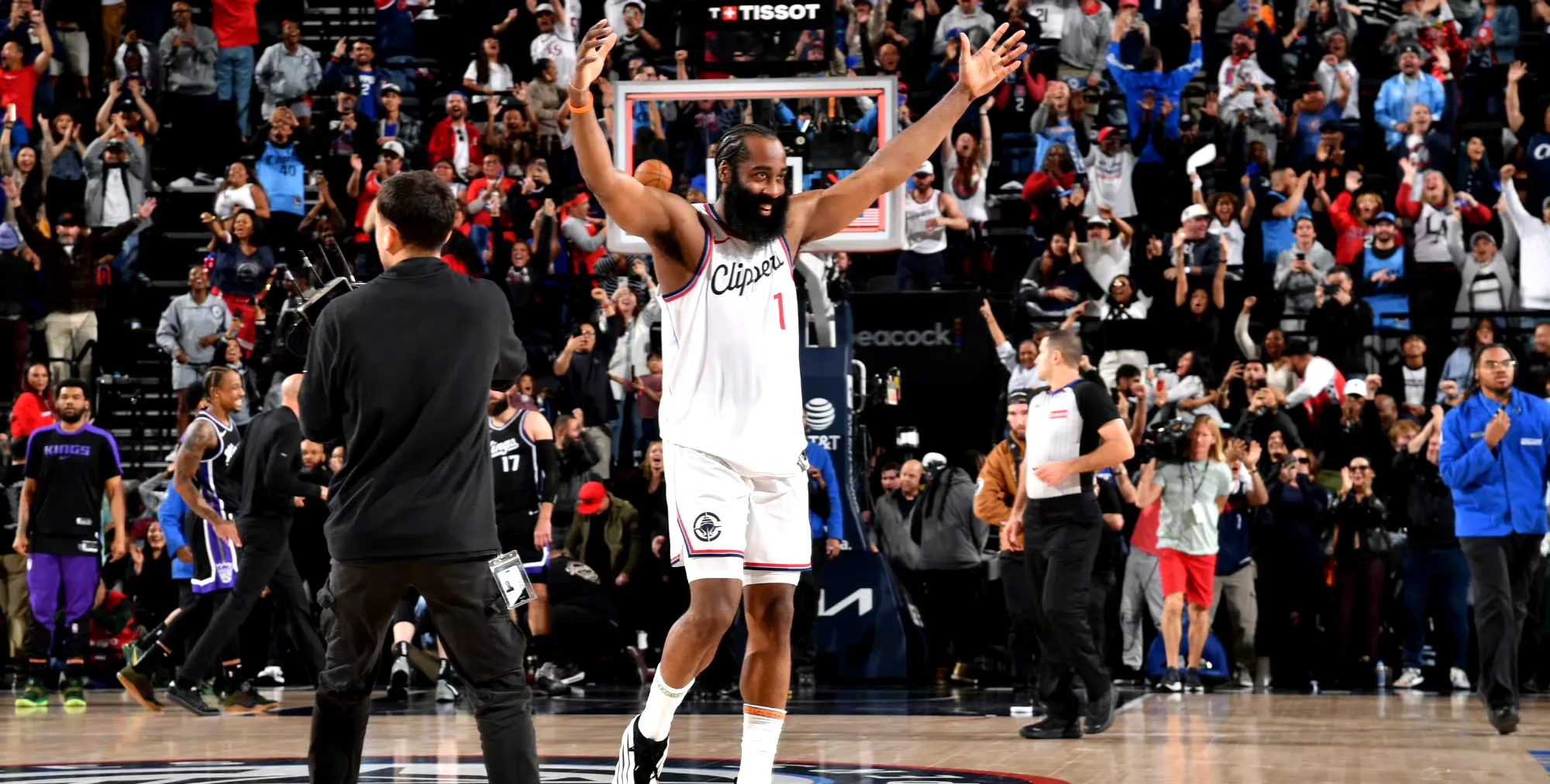 开云体育-哈登重返赛场，险胜首场状态出色，日本队观众沸腾！的简单介绍-开云体育